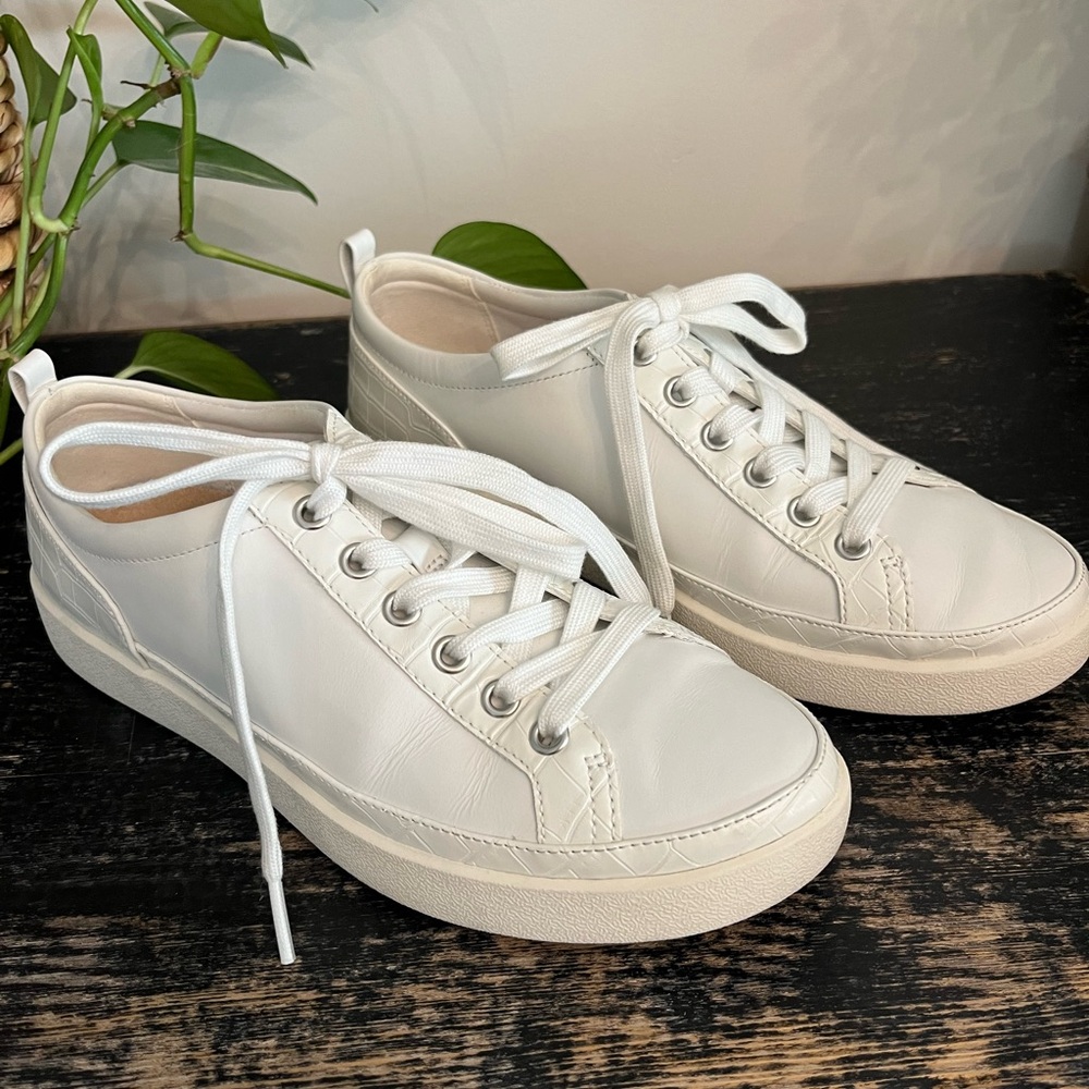 Vionic woman’s sneakers